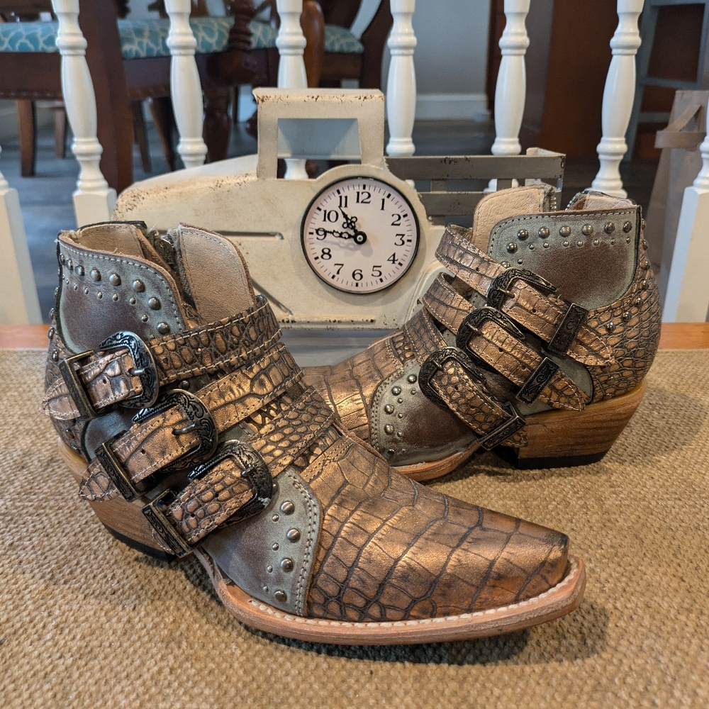 Like new Freebird Wilhelmina Blush Croco size 6 fits 7.